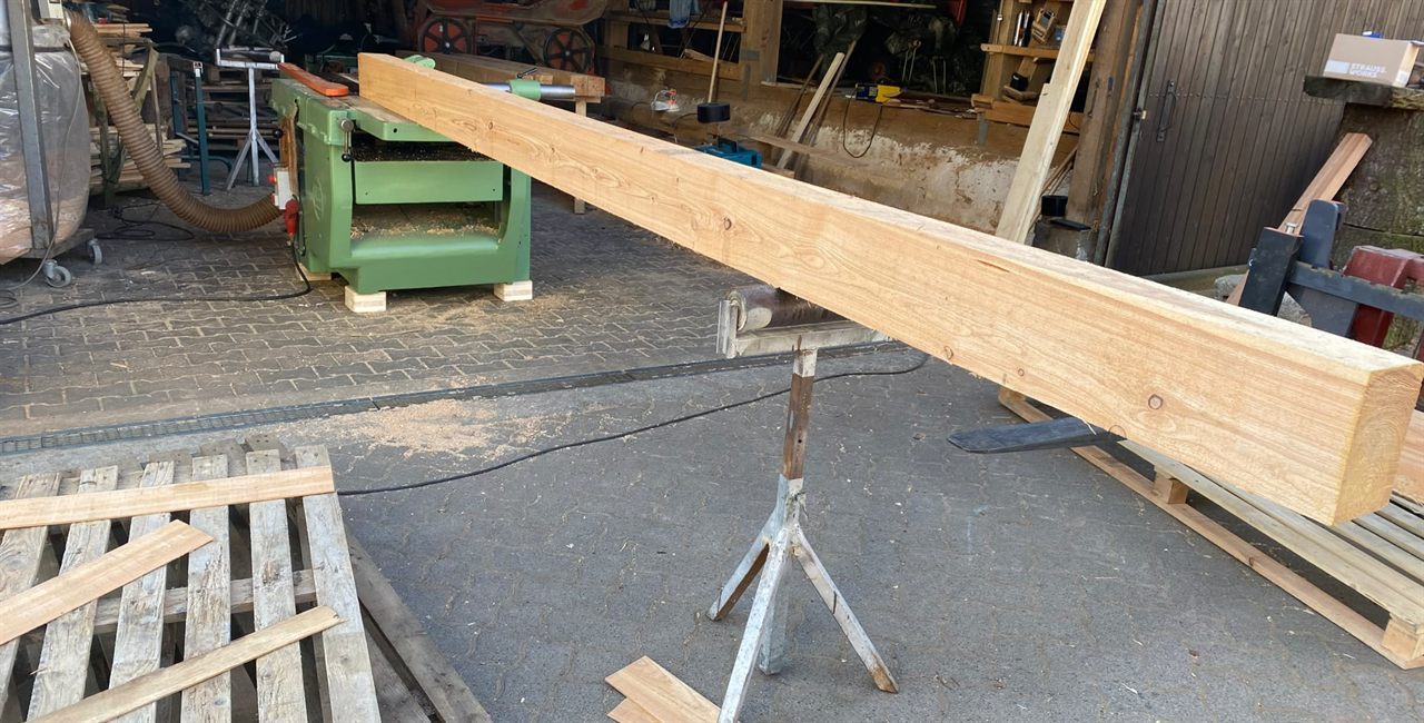 Gehobelter Holzbalken aus dem Lohnschnitt