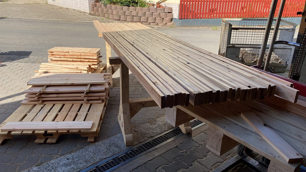 Frisch geschnittene Bretter und Latten