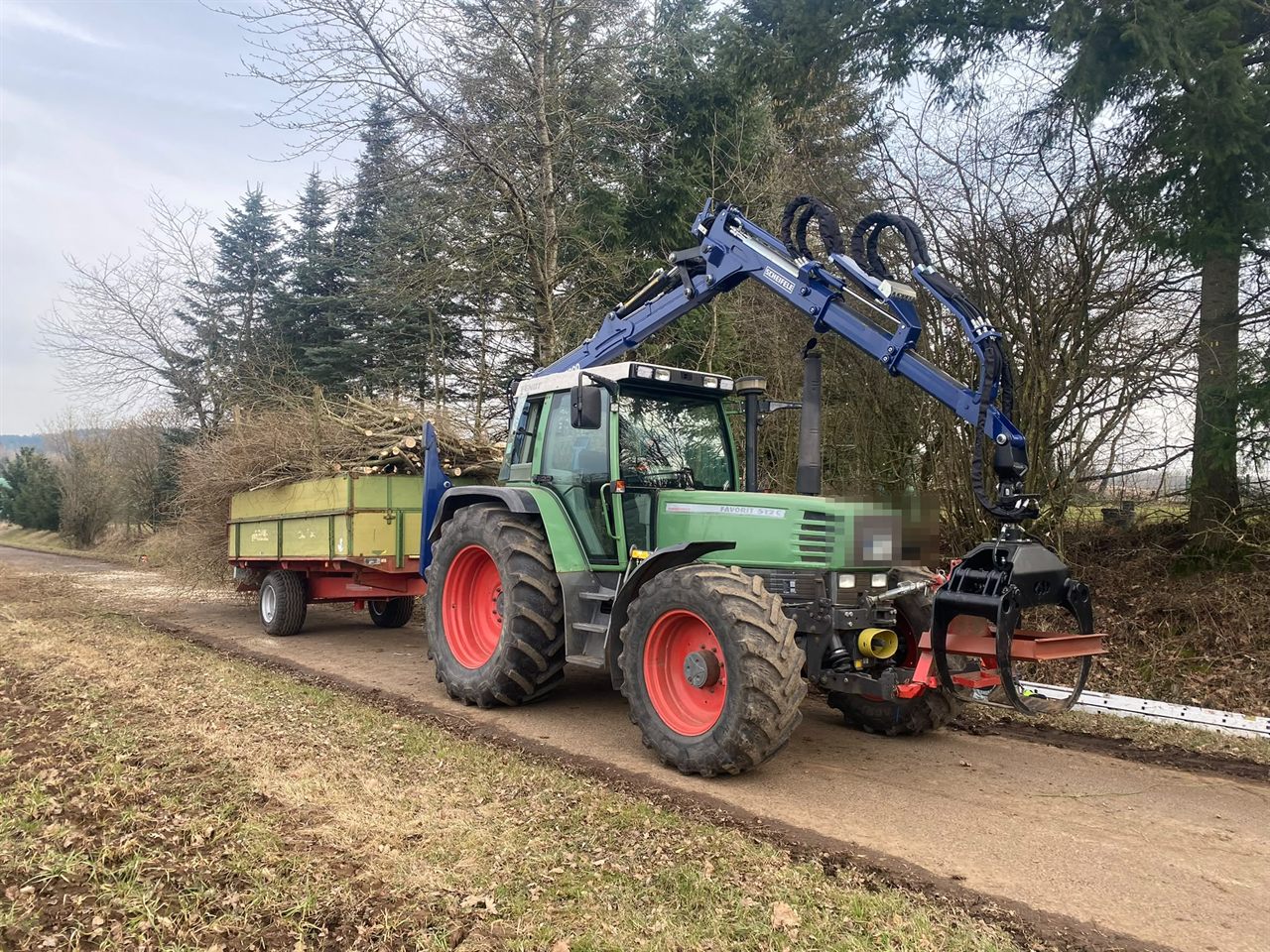 Fendt mit Holzkran und Rückewagen