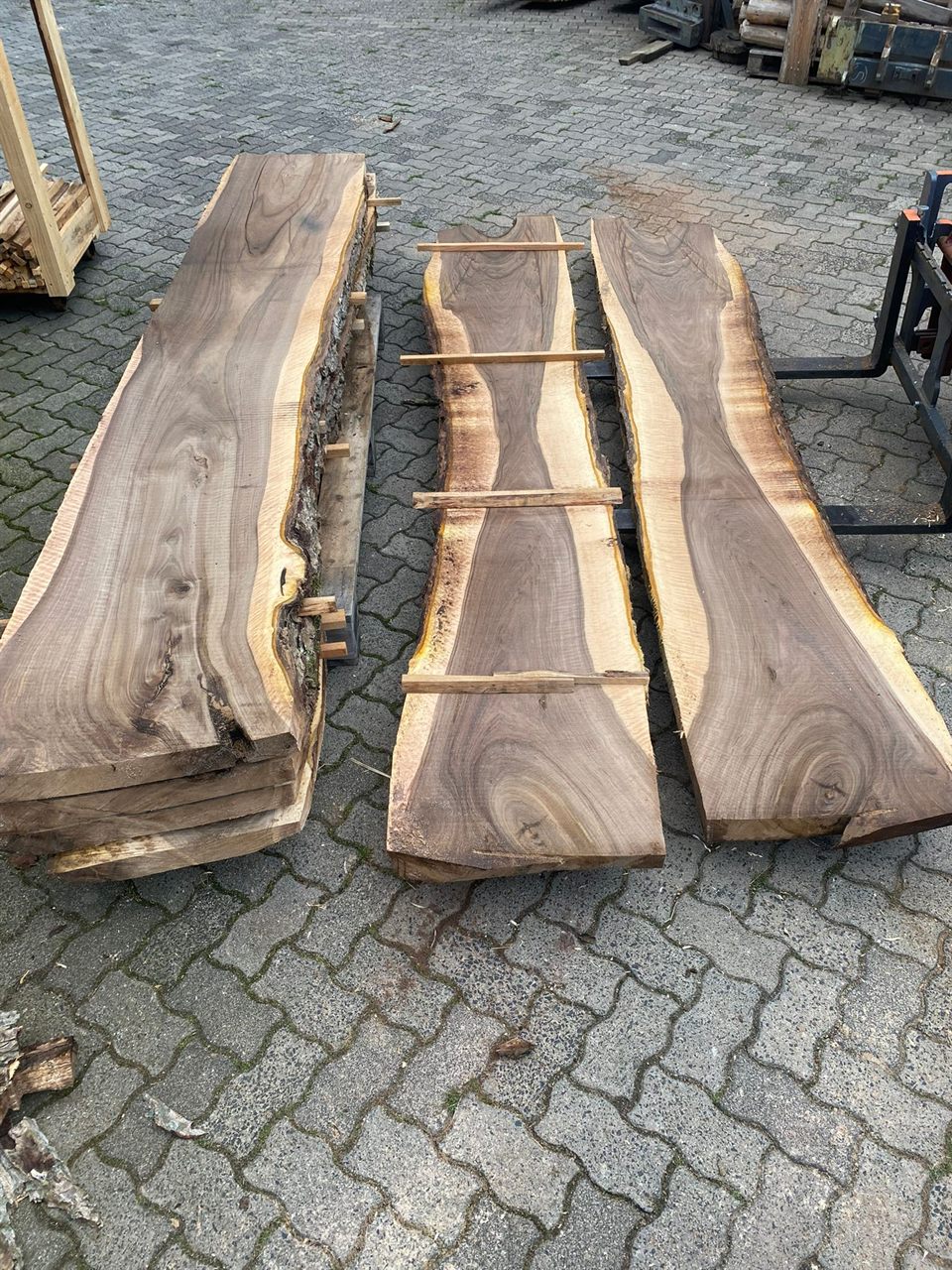 Nussbaum-Bohlen mit Naturkante
