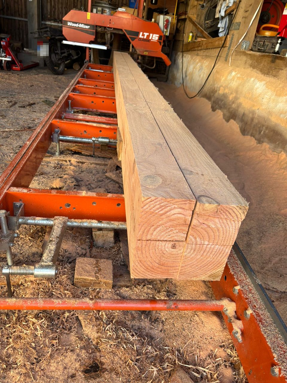 Woodmizer LT15 sägt einen Eichenbalken