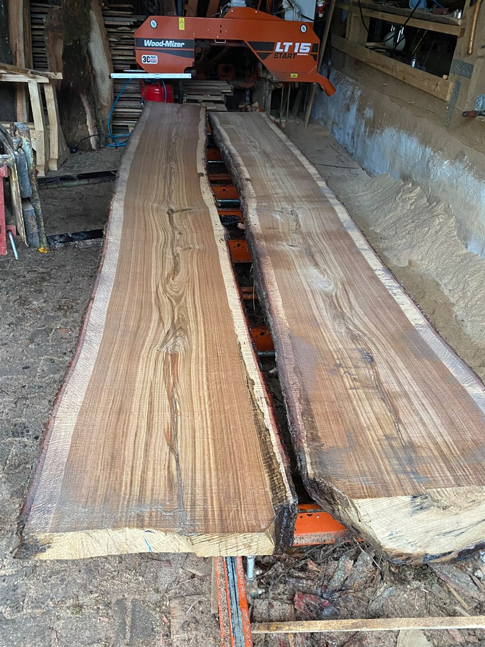 Zwei lange Bohlen mit Naturkante auf der Woodmizer LT15